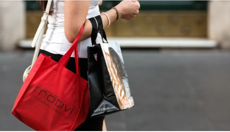 Ações de varejistas têm baixa com alta dos juros futuros e recuo do governo em imposto de importações; Renner (LREN3) cai 4%