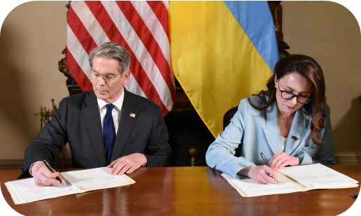 Foto da assinatura do acordo entre representantes dos EUA e da Ucrânia
