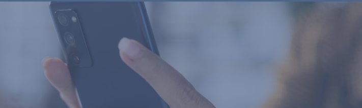 Foto de mão segurando um smartphone
